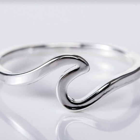 🌟Host Pick🌟 Ocean Wave Silver Ring Size 8 - Picture 7 of 15